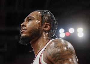 来状态了！惠特摩尔第三节三分3中3独得9分1板1助