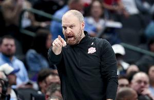 詹金斯：球队防守糟糕 试图放投的对手球员他们把三分投进了