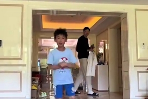 真开心！糊糊在家里热舞 老父亲周琦路过不解：干嘛呢这是？