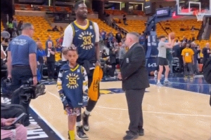 五虎上将！希伯特带儿子现身主场支持步行者