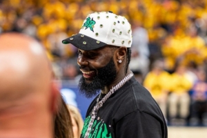 弹吉他的家伙来啦！史蒂芬森观战东决&打出组合拳助兴