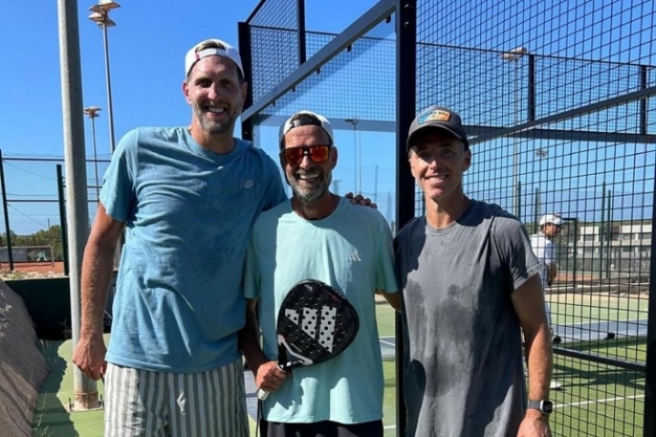 梦幻联动😍克洛普晒与前NBA球星诺维茨基和纳什打笼式网球照片