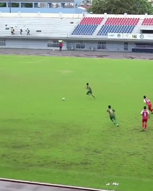 逆大天😱😱泰国球员过门将面对空门提前庆祝，遭对手奋力解围