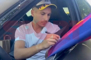 上演巴萨首秀！巴德吉赛后为球迷签名+合影👍