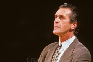 如何描述莱利？查尔莫斯：黑社会老大 就像《教父》