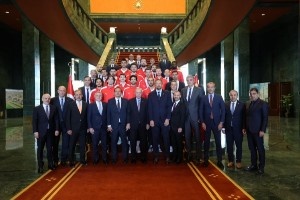 土耳其总统埃尔多安会见土耳其男篮成员！申京作为代表送上球衣！