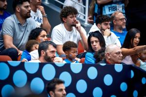 过分了！土耳其球迷私信死亡威胁字母哥妻子：我们会杀了你们全家