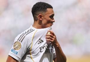 记者：阿诺德伤势可能为腿筋拉伤，如果确认预计伤缺3-4周