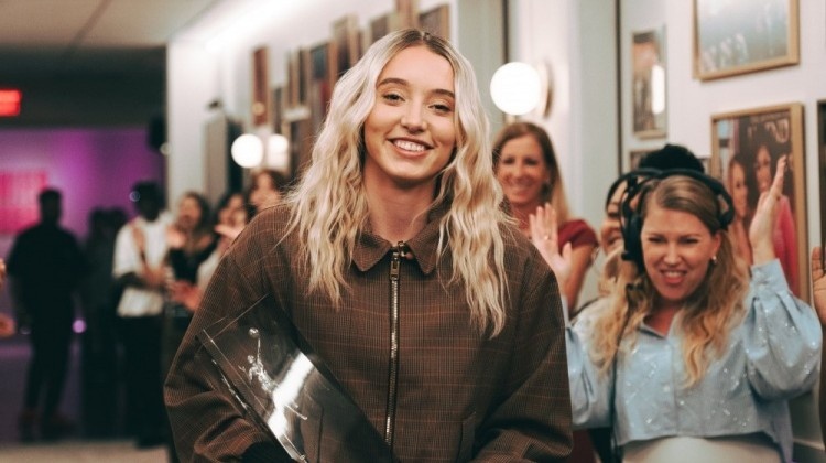 领奖来了！佩奇-布克斯接过最佳新秀奖杯！