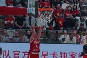 首秀堪称惊艳！李雨汧成年国家队首秀 命中很有难度的进球