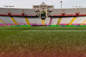 西媒：巴萨将在蒙锥克球场对阵巴黎，预计今日新草皮运抵球场