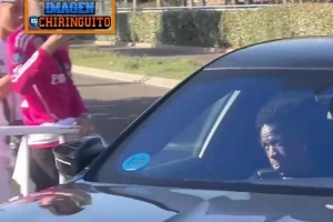 六台晒视频：维尼修斯抵达皇马训练基地，一脸严肃