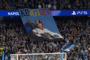 欢迎丁丁重回伊蒂哈德！球迷展示tifo：King 凯文！