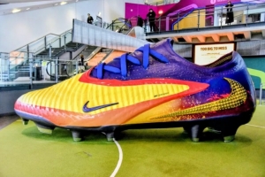 曼晚：哈兰德巨型球鞋亮相足球博物馆，长达6米打破世界纪录