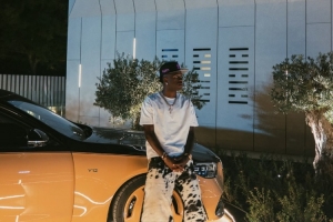 🚗👔哥们儿又整些帅的！维尼修斯晒各种潮流穿搭和豪车