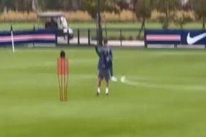 认可！球迷观看巴黎训练，为主帅恩里克送上掌声