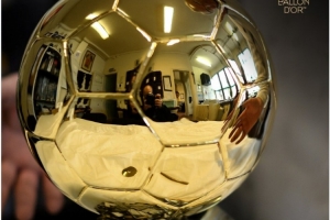 谁将加冕？金球奖官方晒奖杯照片为典礼预热