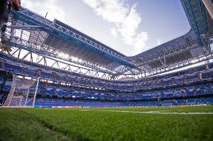 实在太热😩世体：伯纳乌顶棚关闭导致球场里高温难耐 像桑拿房