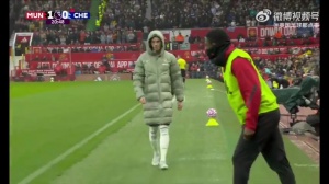 👀在聊啥呢？帕尔默被提前换下后看到梅努笑了笑，两人聊了几句