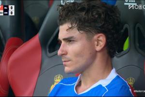 略显无奈，阿尔瓦雷斯62分钟被换下，本场错失点球+转身抽射被扑