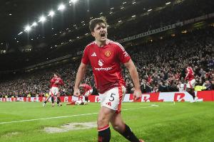 机智的马奎！太阳报：马奎尔下场时悄悄踢走备用球，帮助球队防守