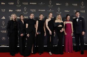 好像有点拘谨😂约克雷斯与一众阿森纳女将在金球红毯上合影