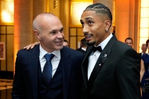 巴萨官方晒伊涅斯塔和拉菲尼亚合影：Iniesta x Rapha