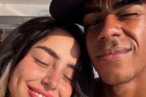 无缘金球奖！亚马尔女友社媒晒合照支持男友，配文：我爱你