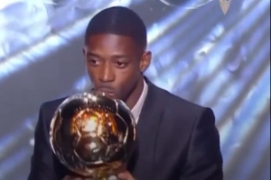 金球奖社媒晒历届获奖者视频：登贝莱首夺金球，梅西8次C罗5次