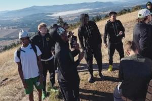 约等于官宣？林葳身穿俄勒冈大学队服&上脚科比4 和队友一起爬山