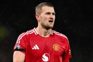 费迪南德：德里赫特的位置已不可撼动，现在他各方面都很稳健