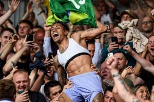 📈TNT：3年前拉菲尼亚还在为保级庆祝，现在他已是金球奖第5名