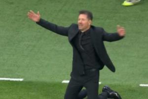 儿子我给你跪了😅小小西蒙尼空门踢中横梁，西蒙尼崩溃摊手跪地