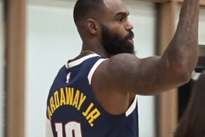 当年他爹在掘金也穿10号！小哈达威身穿10号球衣亮相掘金媒体日