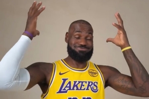 超过70名球员在你NBA首秀后出生？詹姆斯做搞怪表情难以置信