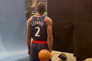 不受阴阳合同风波影响！莱昂纳德出席快船媒体日 摆造型拍定妆照