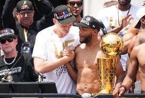 布鲁斯-布朗：我和很多超巨合作过 约基奇能让比赛变得最简单