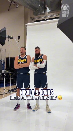 暗生情愫？约基奇靠着瓦兰肩膀合照：要我亲他吗？然后娇羞捂脸