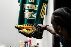 远程致敬老詹！纳恩开箱老詹40000分配色球鞋 发布多张特写图