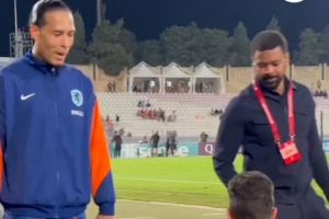 温馨时刻！范迪克来到场边与坐轮椅的球迷合影，并为其签名