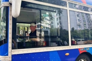 几路司机？申花主帅斯卢茨基大巴车驾驶室玩摆拍