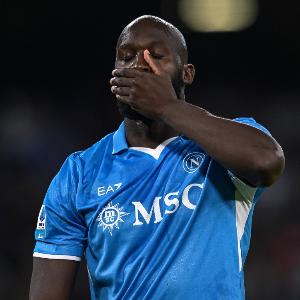 遭敲诈！邮报：亲戚威胁卢卡库需多给数倍钱，才肯放行他父亲遗体