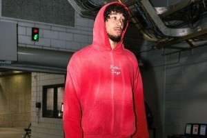 连帽衫军团！湖人众将今日穿搭 海斯小红帽反差萌 克内克特一身绿