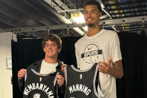 德克萨斯大学橄榄球队成员观战马刺 星三代曼宁与文班合影换球衣