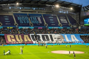 瓜迪奥拉迎执教1000场里程碑，曼城主场球迷展出巨幅TIFO致敬