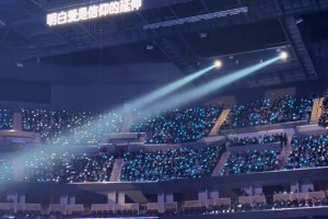 林俊杰在大通中心的演唱会 提词器就挂在勇士退役球衣前