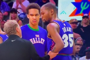 小帅生气了！主帅布登抓住阿杜手臂要说什么，被一把甩开