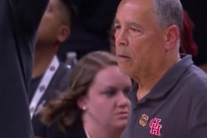 看到夏普的离谱致命失误，休斯顿大学主帅都懵了😭