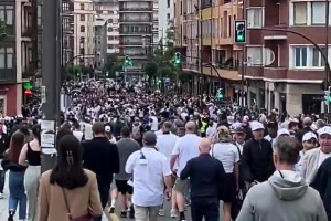 白玫瑰占领毕尔巴鄂！赛后热刺球迷退场占满整条街道，场面壮观！