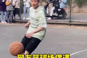 左撇子！网友偶遇男星张一山打篮球 这水平算得上野球场大腿吗？